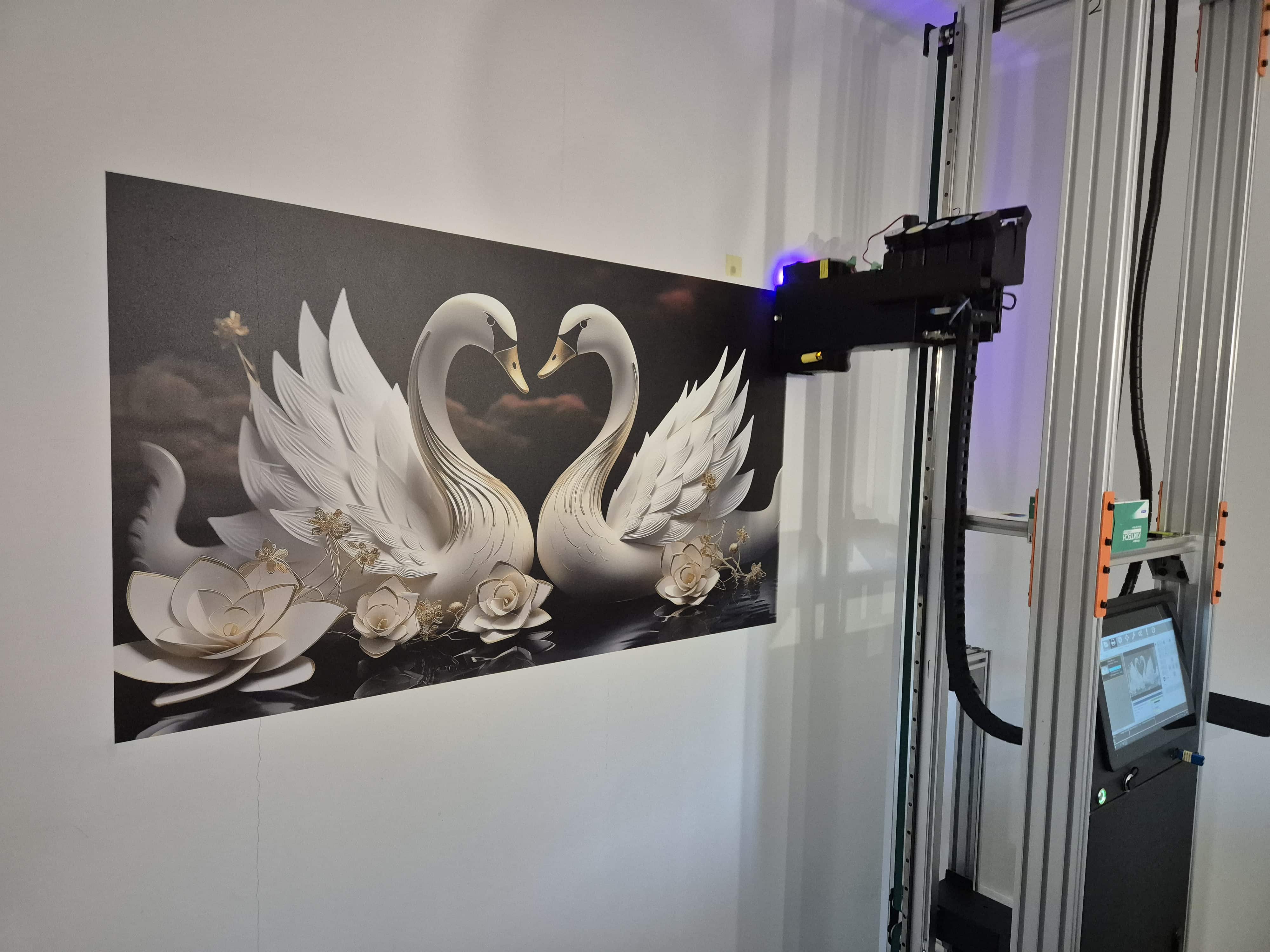 Logotyp firmy nadrukowany na ścianie recepcji Knyszyn - druk na ścianie Białystok